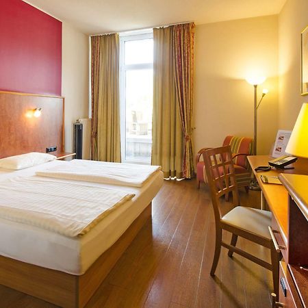 1, 2, Sleep Boardinghouse Unterschleissheim Zentrum Bagian luar foto