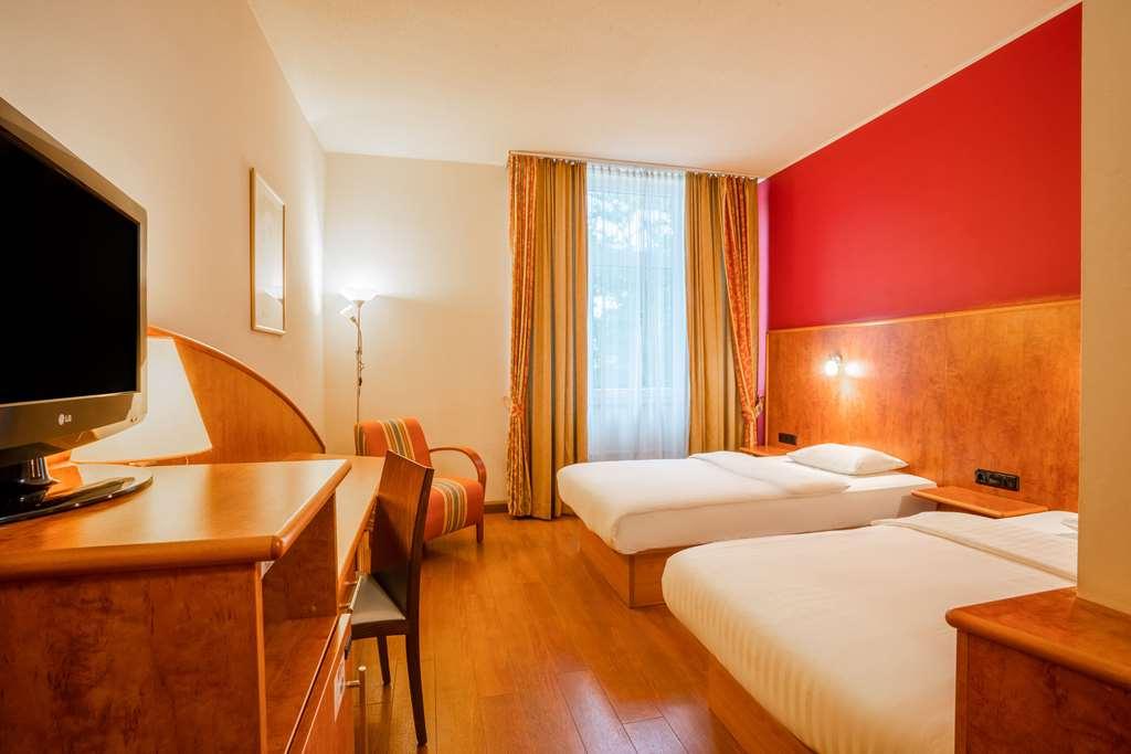 1, 2, Sleep Boardinghouse Unterschleissheim Zentrum Ruang foto