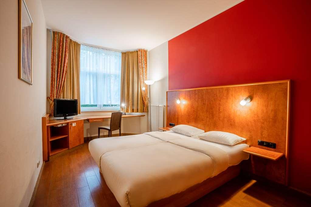 1, 2, Sleep Boardinghouse Unterschleissheim Zentrum Ruang foto