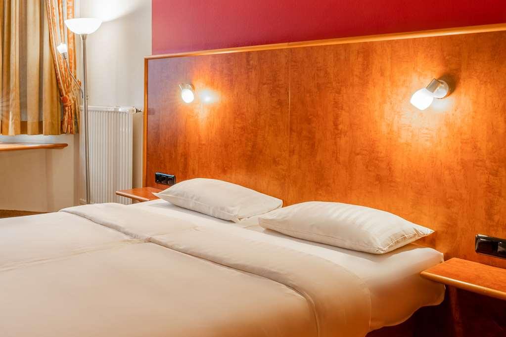 1, 2, Sleep Boardinghouse Unterschleissheim Zentrum Ruang foto
