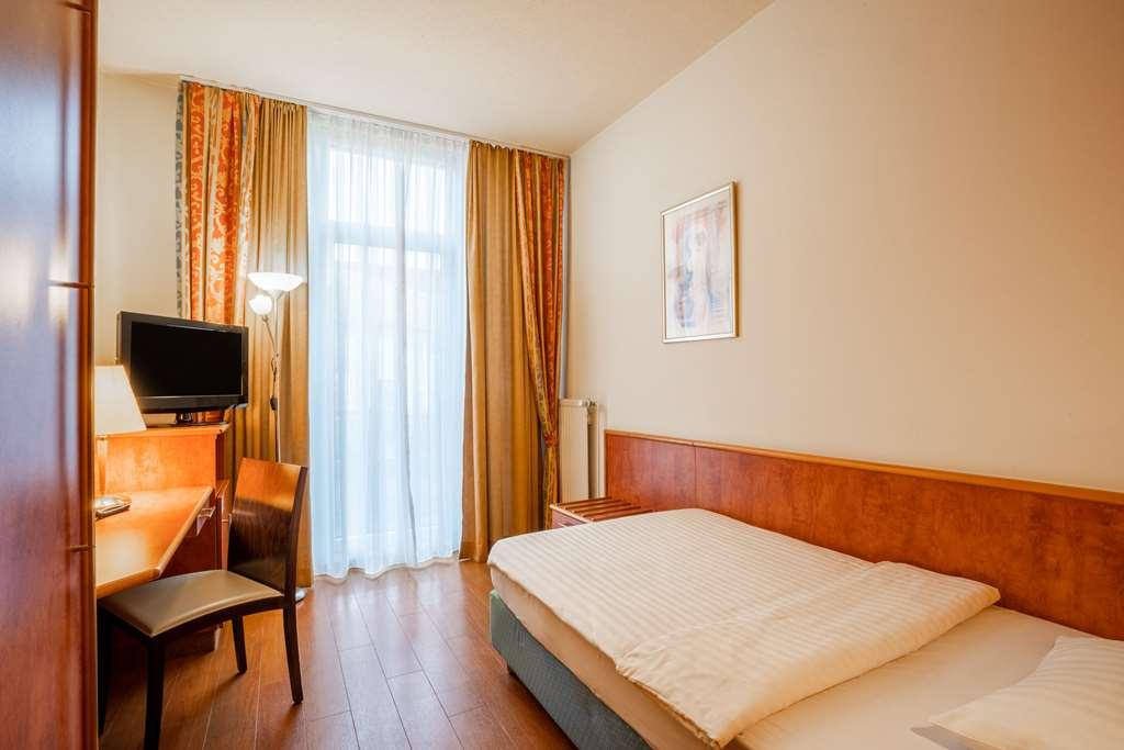 1, 2, Sleep Boardinghouse Unterschleissheim Zentrum Ruang foto