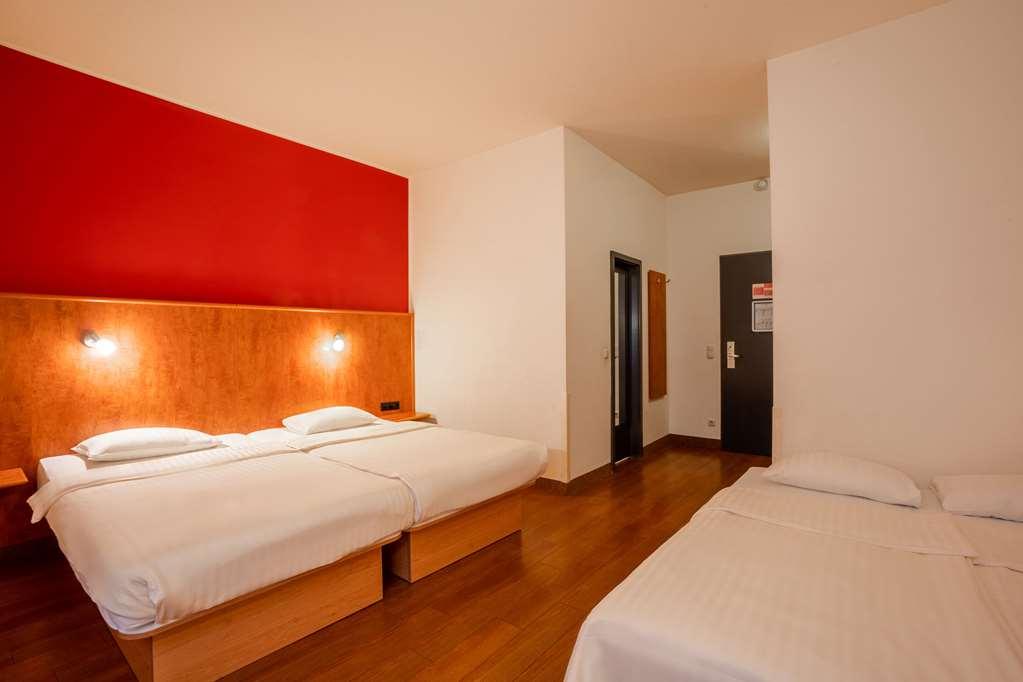 1, 2, Sleep Boardinghouse Unterschleissheim Zentrum Ruang foto