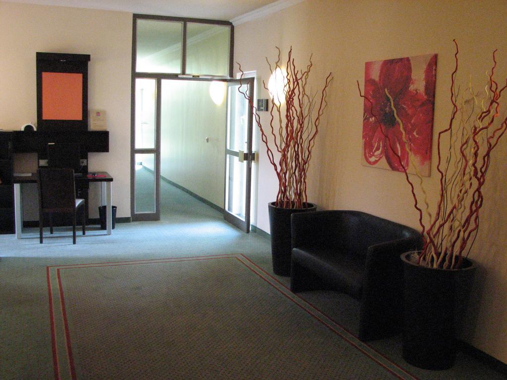 1, 2, Sleep Boardinghouse Unterschleissheim Zentrum Bagian luar foto