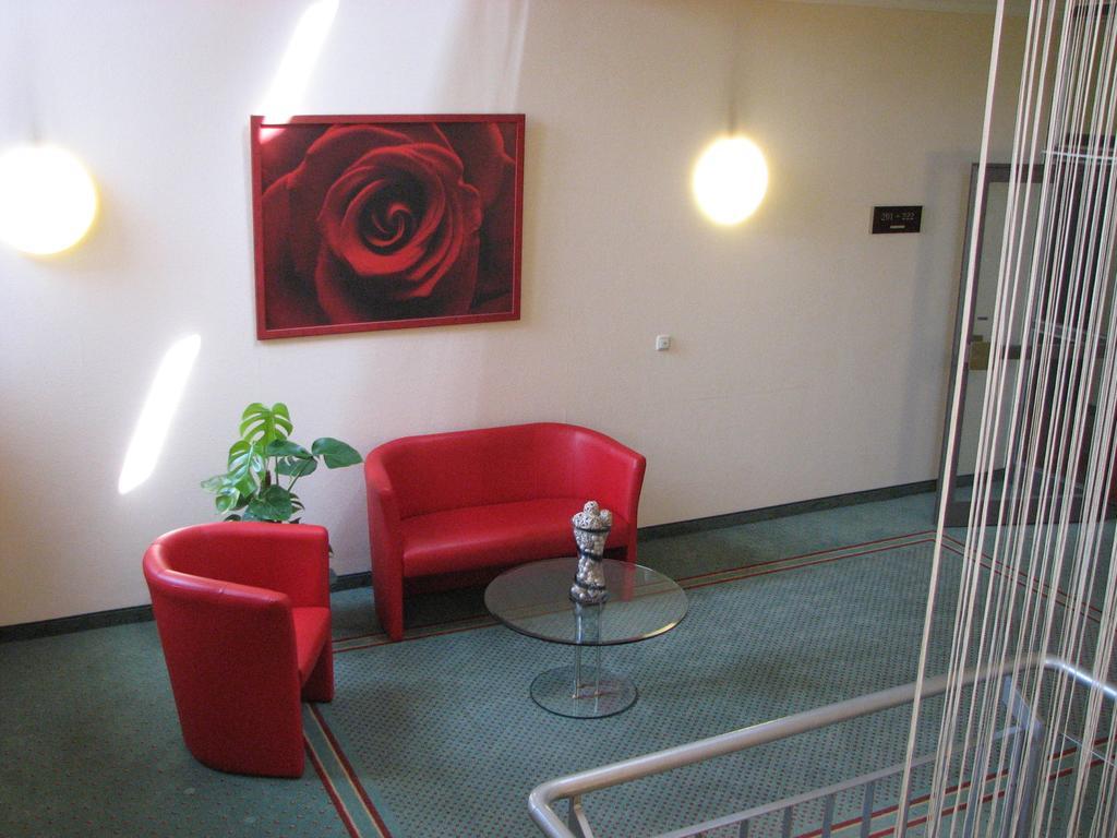 1, 2, Sleep Boardinghouse Unterschleissheim Zentrum Bagian luar foto