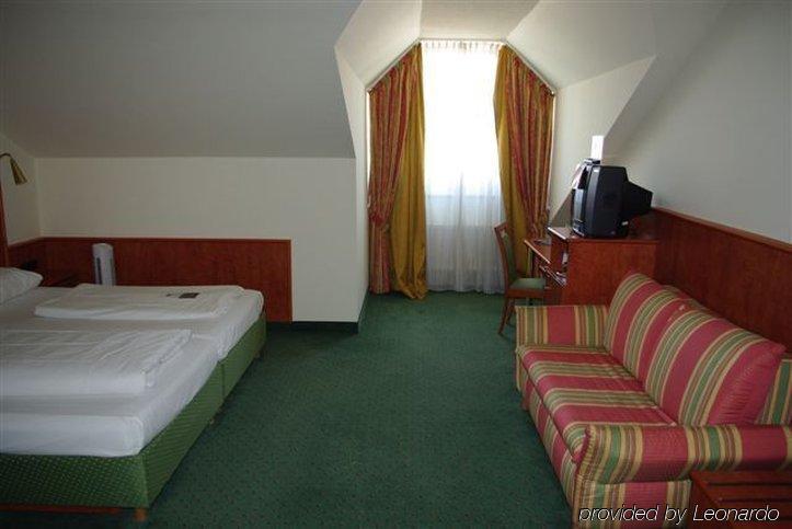 1, 2, Sleep Boardinghouse Unterschleissheim Zentrum Bagian luar foto