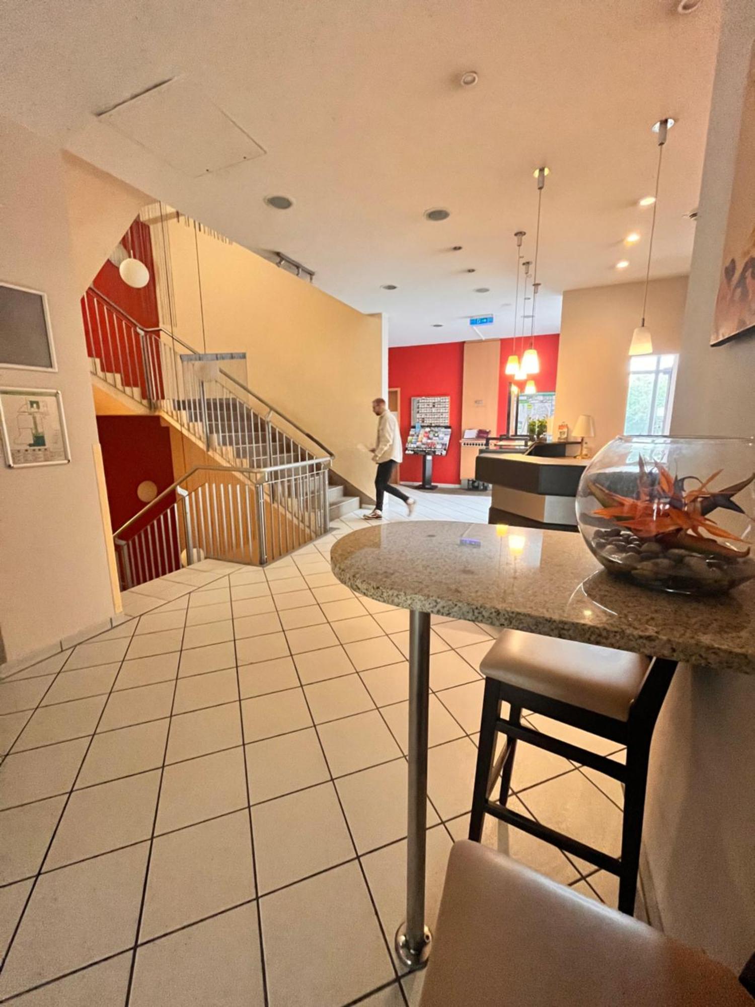 1, 2, Sleep Boardinghouse Unterschleissheim Zentrum Bagian luar foto