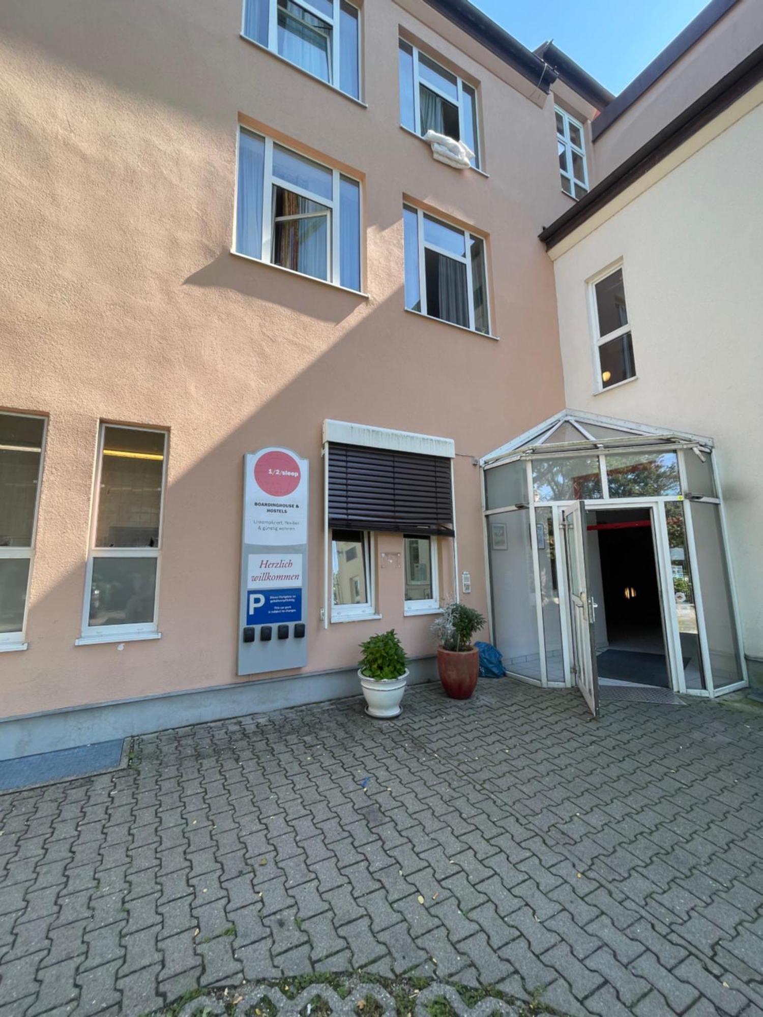 1, 2, Sleep Boardinghouse Unterschleissheim Zentrum Bagian luar foto
