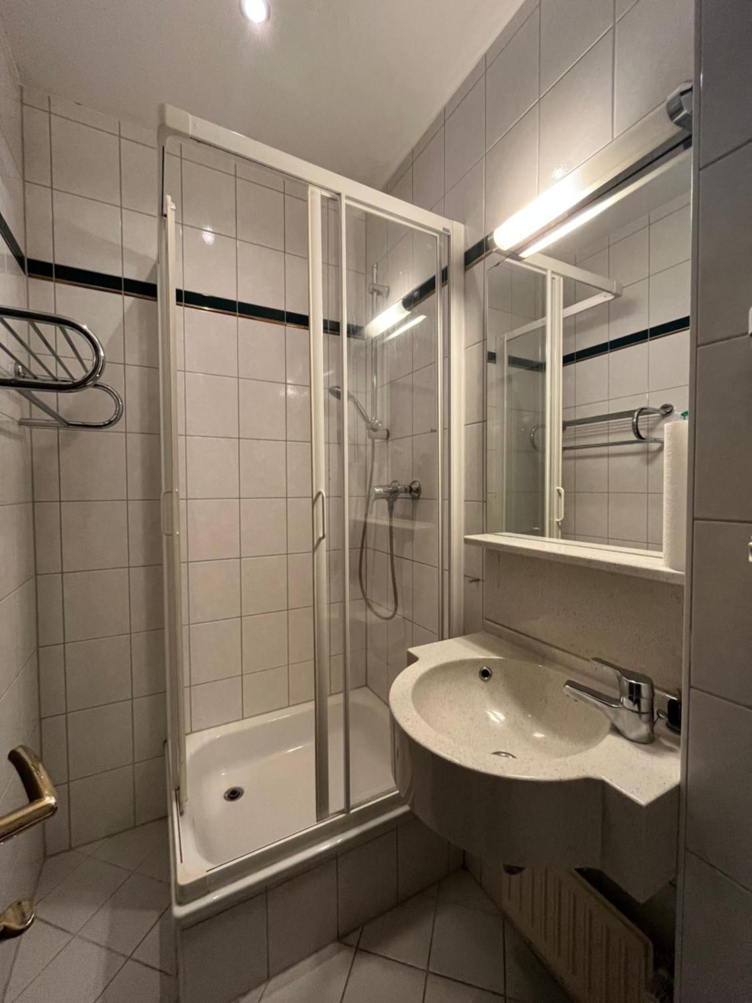 1, 2, Sleep Boardinghouse Unterschleissheim Zentrum Bagian luar foto