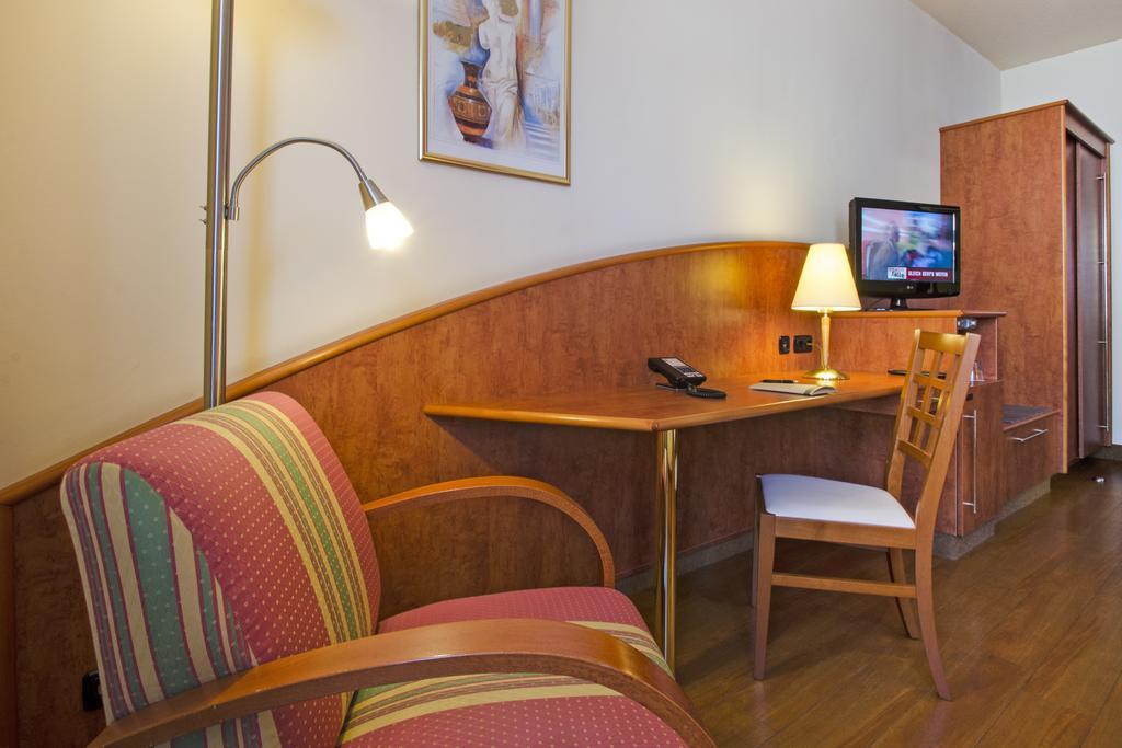 1, 2, Sleep Boardinghouse Unterschleissheim Zentrum Bagian luar foto