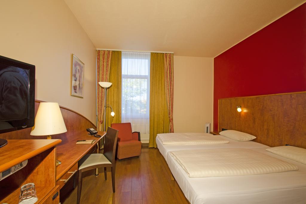 1, 2, Sleep Boardinghouse Unterschleissheim Zentrum Bagian luar foto