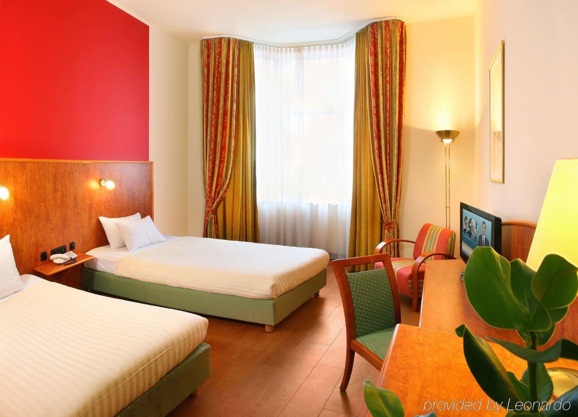 1, 2, Sleep Boardinghouse Unterschleissheim Zentrum Bagian luar foto