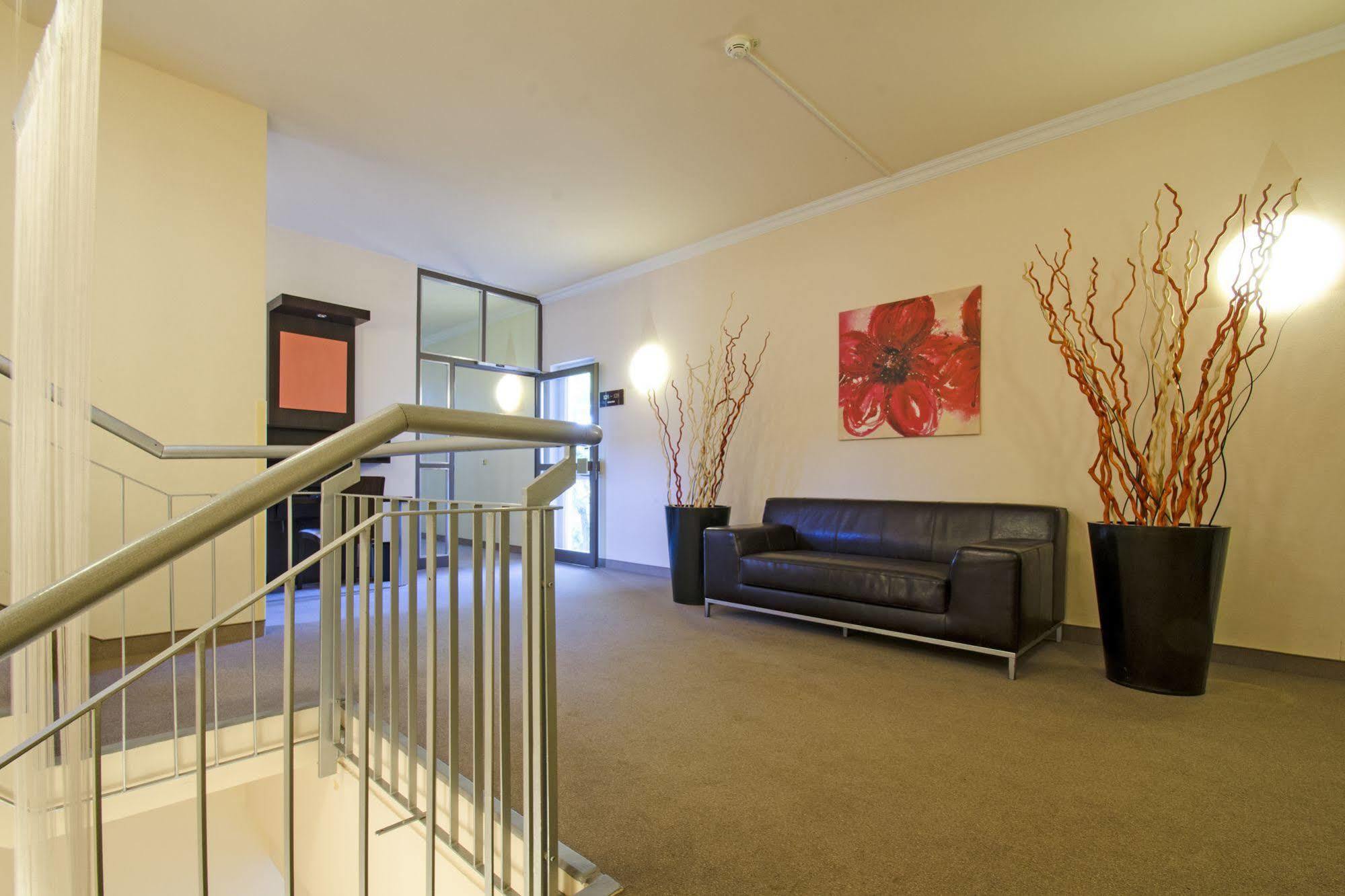 1, 2, Sleep Boardinghouse Unterschleissheim Zentrum Bagian luar foto