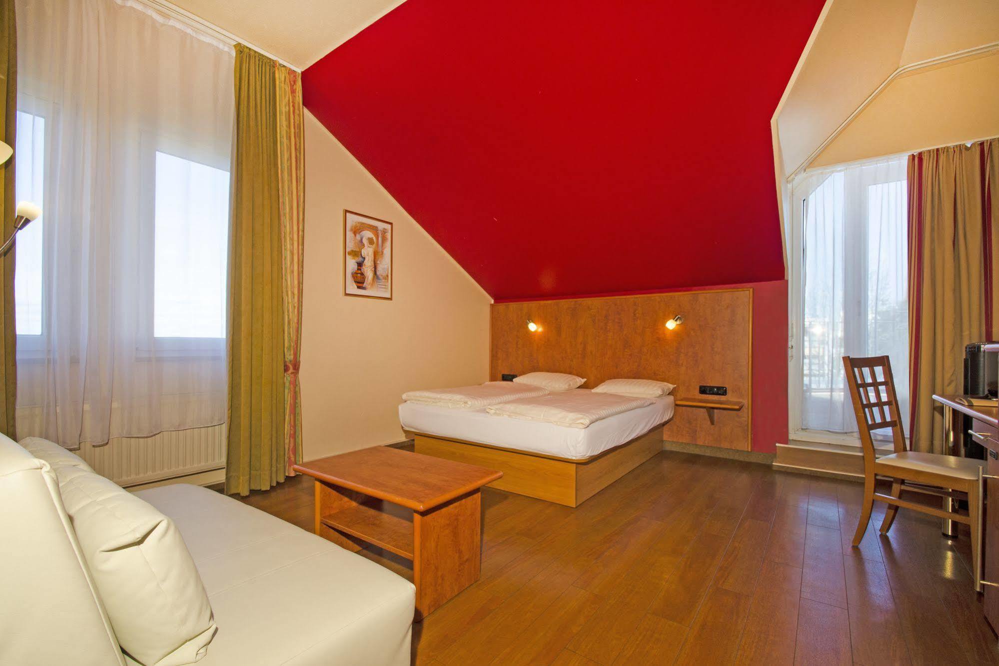 1, 2, Sleep Boardinghouse Unterschleissheim Zentrum Bagian luar foto