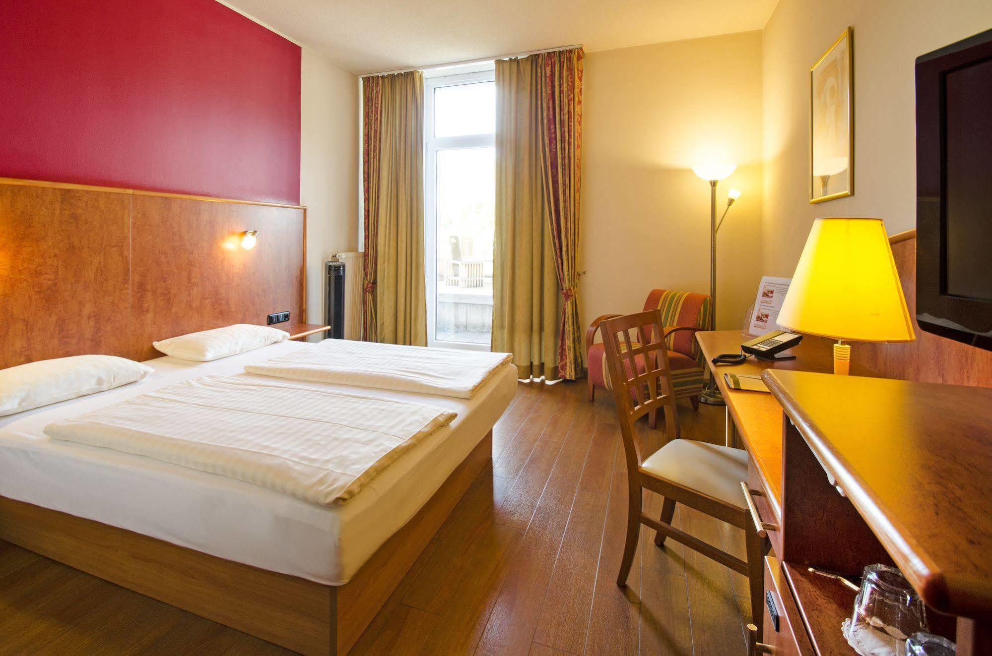 1, 2, Sleep Boardinghouse Unterschleissheim Zentrum Bagian luar foto