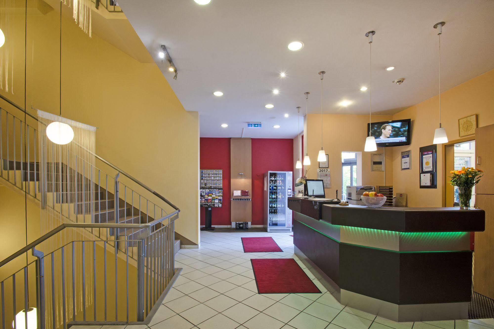 1, 2, Sleep Boardinghouse Unterschleissheim Zentrum Bagian luar foto