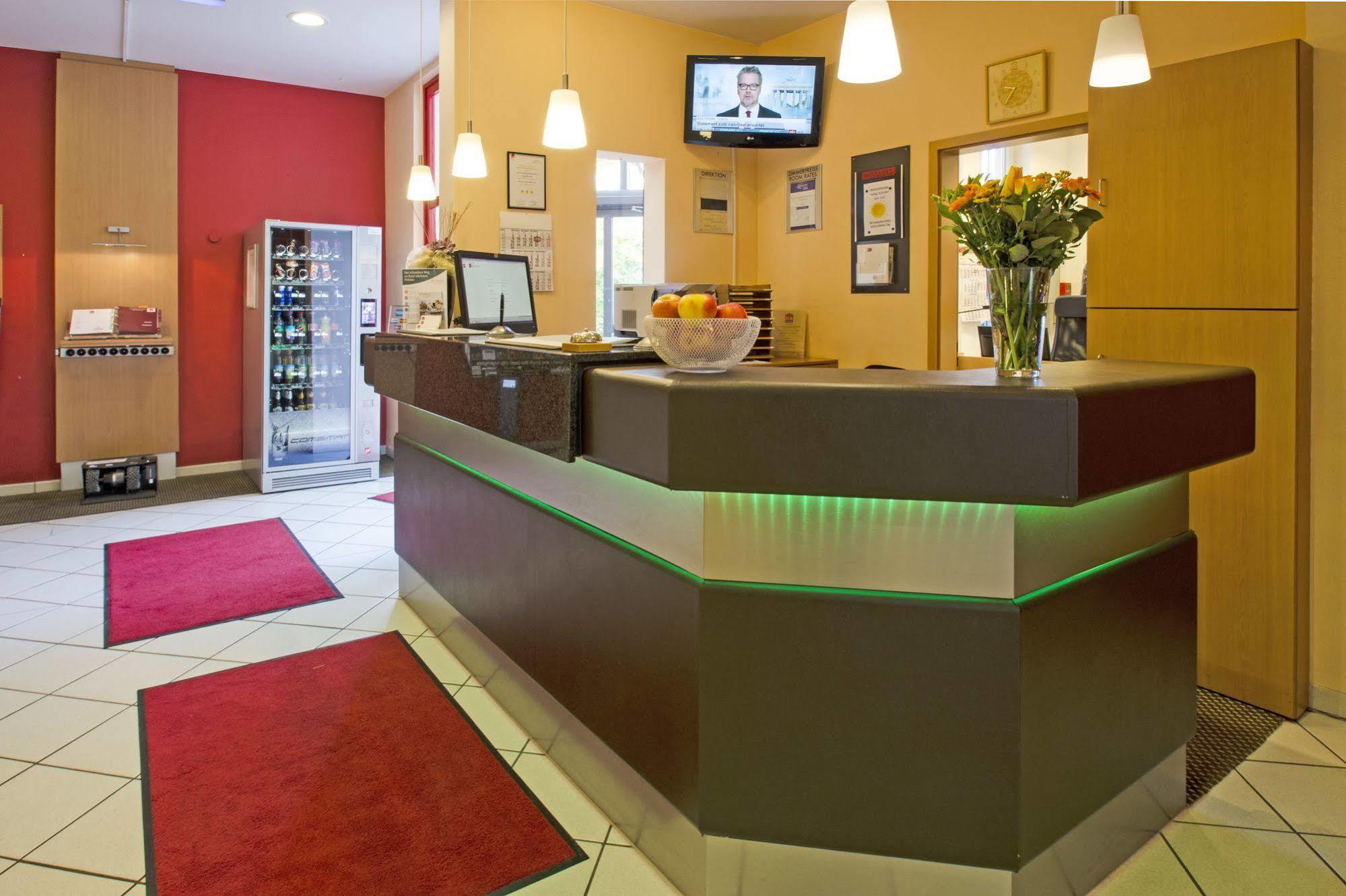 1, 2, Sleep Boardinghouse Unterschleissheim Zentrum Bagian luar foto