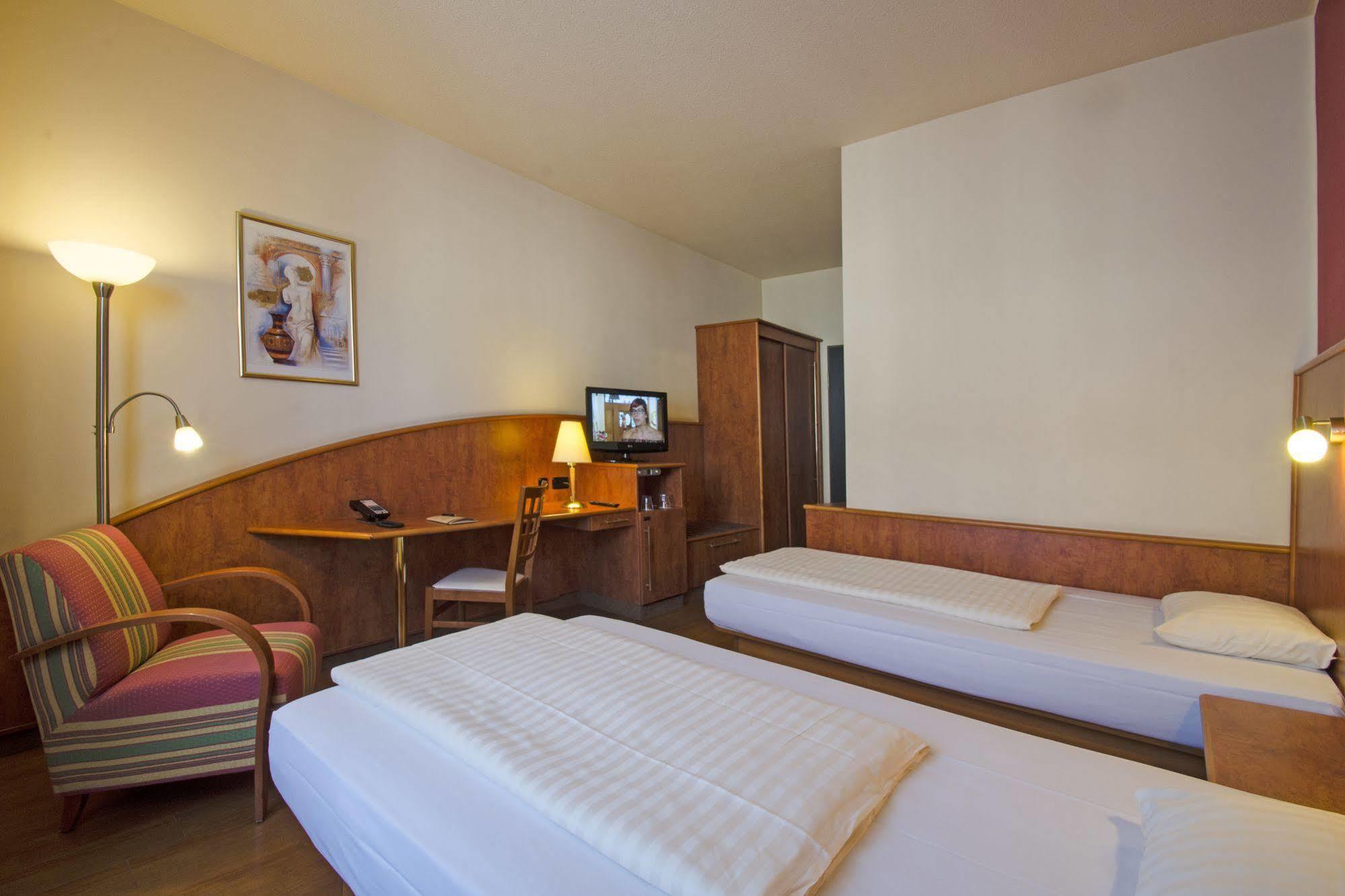 1, 2, Sleep Boardinghouse Unterschleissheim Zentrum Bagian luar foto